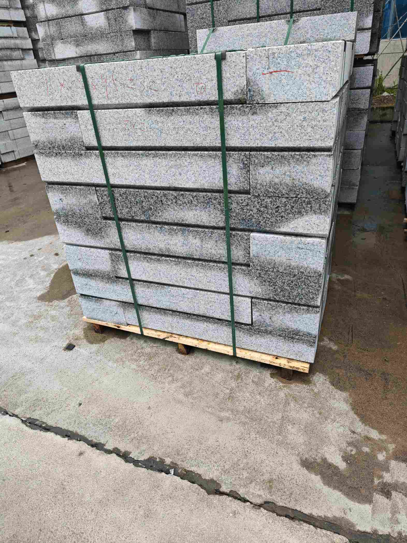 吐鲁番芙蓉白路牙石，马路牙子